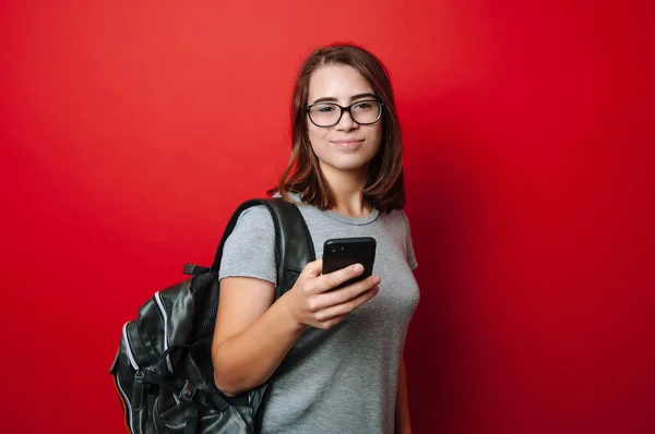 Retrato Menina Estudante Alegre Usando Mochila Usando Smartphone Sobre Fundo — Fotografia de Stock
