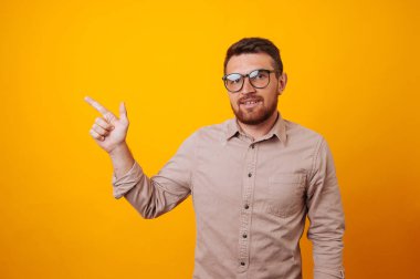 Casual işaret eden uzak boşaltmak adam