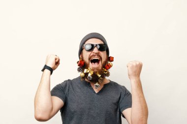 Neşeli sakallı adam başarı kutluyor