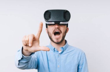 Rahat hava dokunmadan ve Vr gözlüklü adam heyecanlı. sanal gerçeklik deneyimi