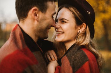 Eğleniyor ve açık, kucaklayan aşk hipster çift çift portre kadar kapatın 