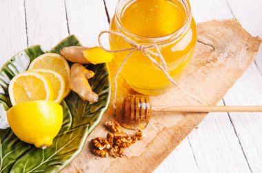 Ahşap masa üzerinde ahşap bal ayı ile tatlım