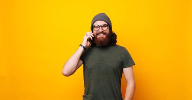 Evet sakallı neşeli adam portresi