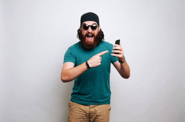 Telefon işaret eden sakallı heyecanlı adam 