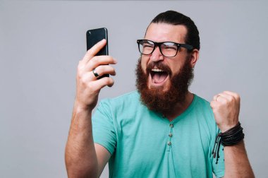 Seyir telefon ve başarı kutluyor sakallı hippi adam