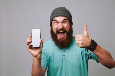 Telefon tutarak ve başparmak gösterilmesini heyecanlı adam