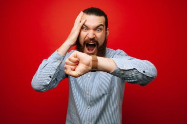 Sakallı adam smartwatch şok içinde rahat seyir