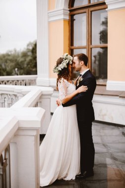 Gelin ve damat açık, kucaklayan yeni evli çift