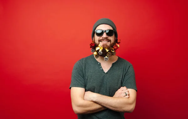 Retrato Homem Alegre Com Barba Decorada Brinquedos Natal Olhando Para — Fotografia de Stock