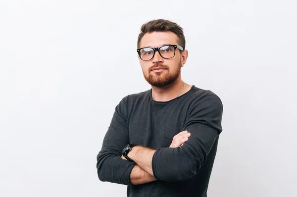 Retrato Jovem Bonito Vestindo Óculos Sobre Fundo Branco Com Braços — Fotografia de Stock