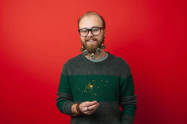 Χαρούμενος Άνθρωπος Χριστουγεννιάτικη Διακόσμηση Γενειάδα Χαμογελώντας Και Κρατώντας Αστράφτει Πάνω — Φωτογραφία Αρχείου
