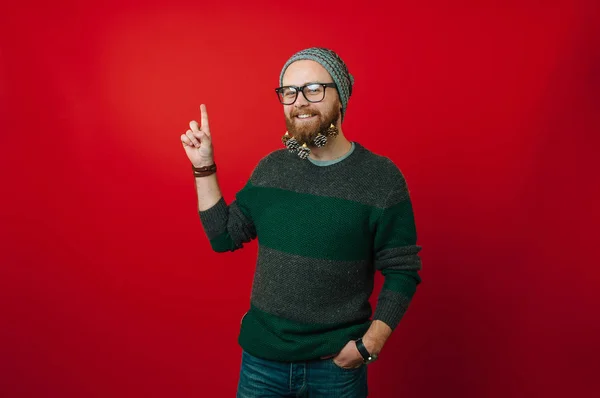 Alegre Barbudo Hipster Hombre Apuntando Lejos Sobre Fondo Rojo —  Fotos de Stock