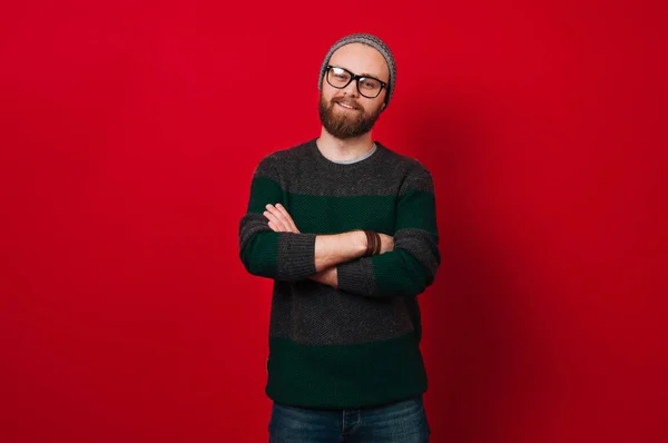 Retrato Hombre Hipster Barbudo Alegre Sobre Fondo Rojo —  Fotos de Stock