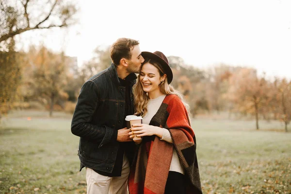 Jovem Casal Apaixonado Abraçando Divertindo Sorrindo Parque Dia Ensolarado Outono — Fotografia de Stock