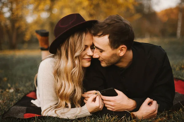 Feliz Lindo Jovem Casal Deitado Grama Parque Romântico Belo Casal — Fotografia de Stock