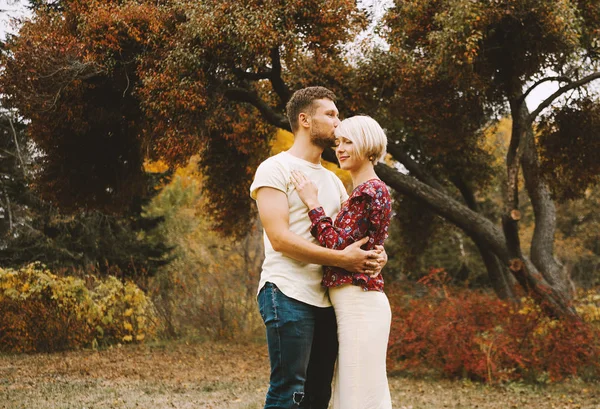 Jovem Casal Divertindo Parque Outono — Fotografia de Stock