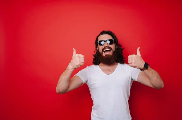 Retrato Joven Excitado Con Barba Mostrando Los Pulgares Hacia Arriba — Foto de Stock