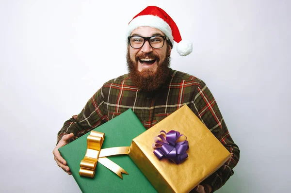 髭のクリスマスや新年のためのギフトを持って驚いて男 — ストック写真