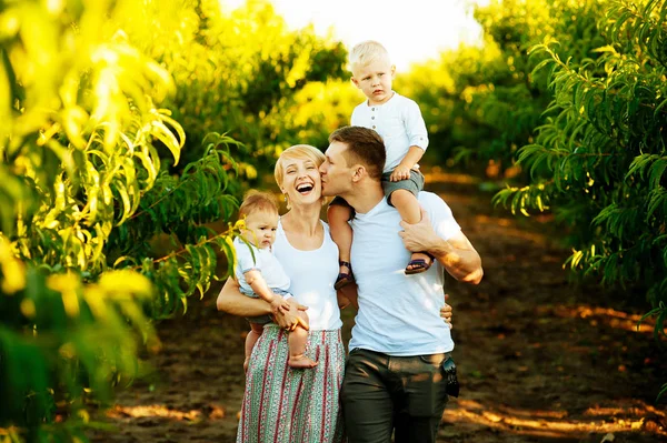 Mom Dad Boys Outdoor Sunset Time Family — Stock Photo, Image