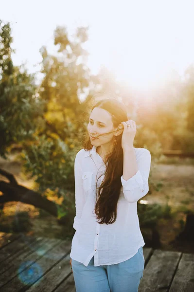 Estilo Vida Retrato Bela Jovem Livre Pôr Sol — Fotografia de Stock