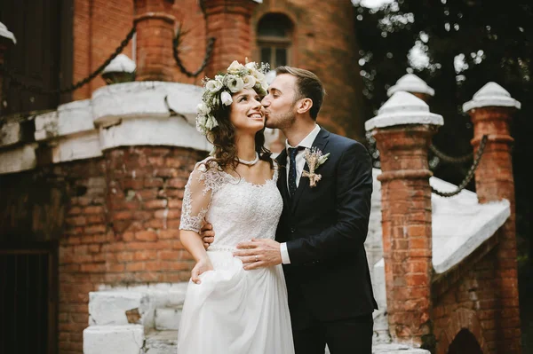 Acabo Casarme Pareja Amor Besándose Aire Libre Sonriendo — Foto de Stock