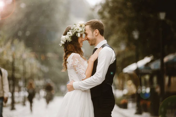 Novia Novio Felices Después Ceremonia Boda Abrazándose Lluvia — Foto de Stock