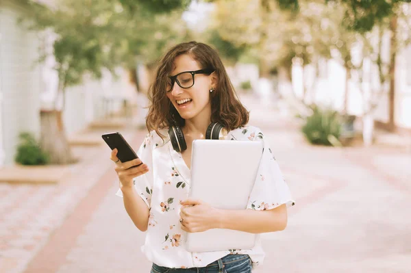 Retrato Mujer Joven Alegre Usando Teléfono Aire Libre Celebración Computadora — Foto de Stock