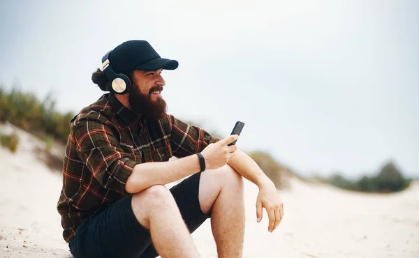 Joyeux Hipster Barbu Écoutant Musique Sur Les Écouteurs Sans Fil — Photo