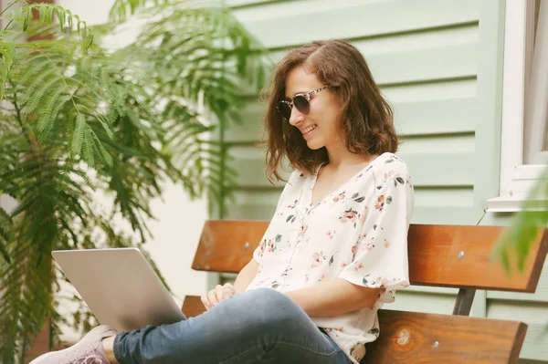 Allegro Bella Giovane Donna Utilizzando Computer Portatile — Foto Stock