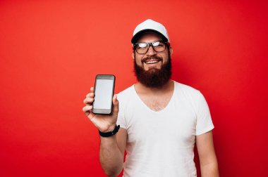 Mutlu gülümseyen adam gösteren smartphone