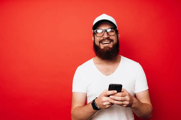 Smiling Happy Man Using Phone Red Background Looking Camera — Stock Photo, Image