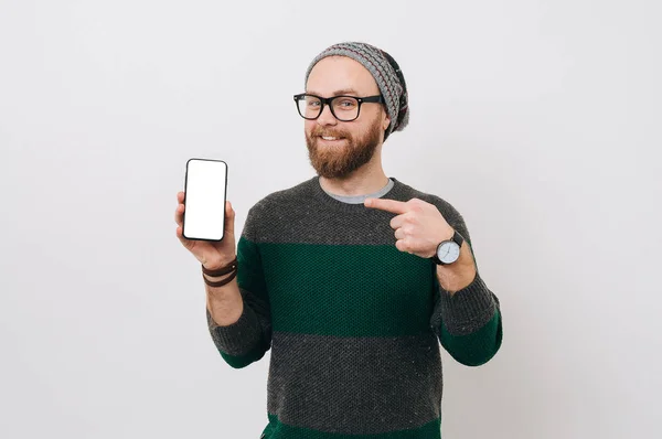 Feliz Joven Barbudo Alegre Señalando Teléfono Pie Sobre Fondo Blanco — Foto de Stock