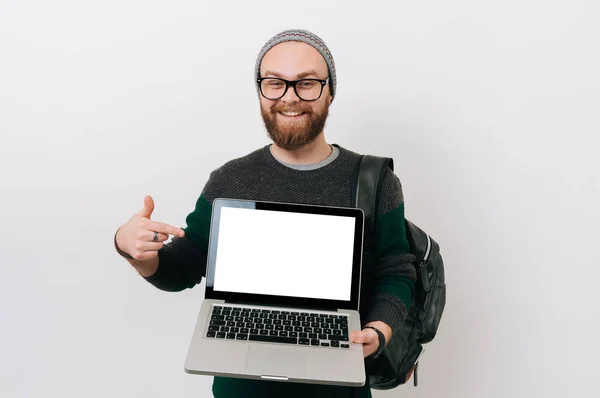 Fröhlicher Bärtiger Hipster Mann Zeigt Auf Weißen Bildschirm Auf Laptop — Stockfoto