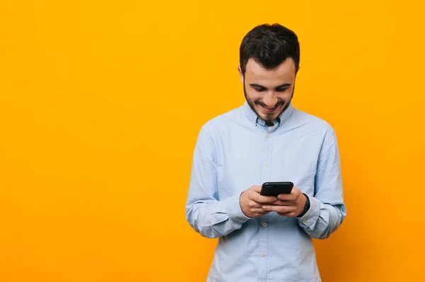 Jeune Homme Heureux Casual Habillé Avec Téléphone Intelligent Sur Fond — Photo