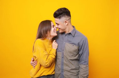 Neşeli gülümseyen Çift sarı arka plan üzerinde portresi