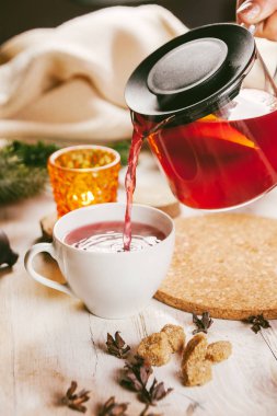 Bitkisel kırmızı çay beyaz kupa cu, kış tatil sezonu kavramında dökme