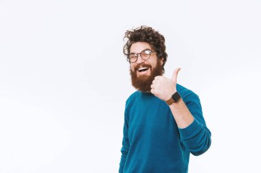 Neşeli gülümseyen gözlük takan ve başparmak gösterilmesini hipster adam sakallı