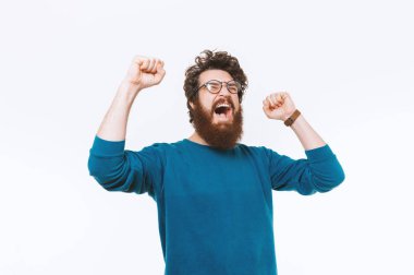 Sakallı adam havada eller ile başarı kutluyor hayran