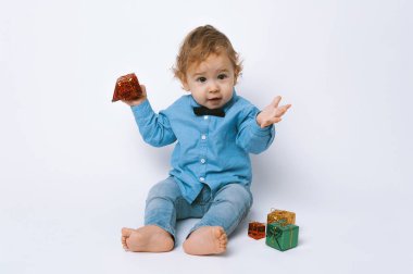 Doğum gününde hediye kutuları ile güzel bir çocuk