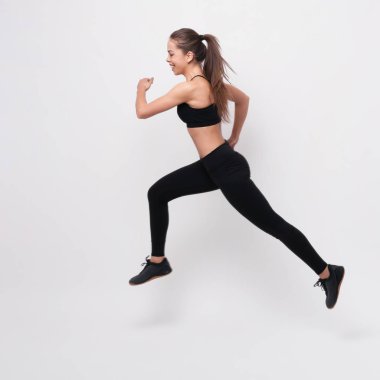 Fotokopi alanı konsepti spor sporu sağlık sağlık sağlığı zayıflama kardiyo antrenmanı sağlık koşusu sağlığıyla aktif koşan genç bayan sporcu yan görünümü.