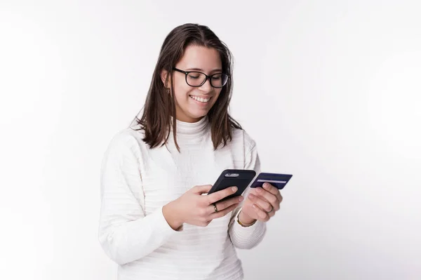 Retrato Uma Mulher Feliz Comprando Line Com Telefone Inteligente Segurando — Fotografia de Stock