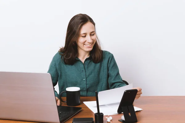 Fröhliche Und Fröhliche Junge Frau Büro — Stockfoto