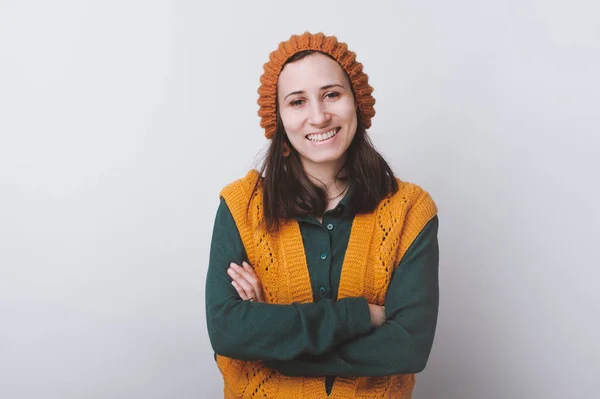 Joven Chica Hipster Sonriendo Mirando Cámara Hilado Sombrero Amarillo Sobre — Foto de Stock