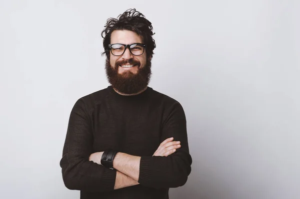 Feliz Inteligente Bonito Jovem Vestindo Óculos Sorrindo Para Câmera Cruzando — Fotografia de Stock