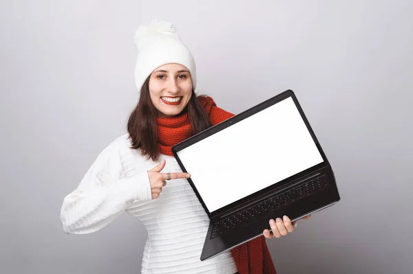 Портрет Веселої Усміхненої Молодої Жінки Зимовому Одязі Вказує Білий Екран — стокове фото