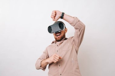 Sanal oyun oynamayı korkmuş sakallı adam 