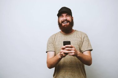 Neşeli hippi oğlan elinde onun smartphone