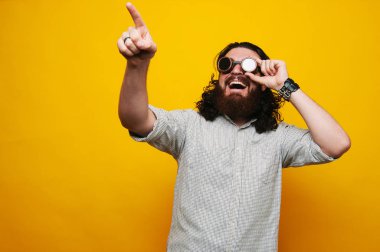 Mutlu sakallı hippi adam yukarı dönük  