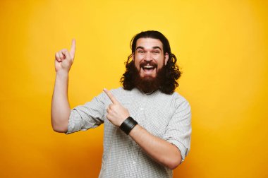 Mutlu hipster sakallı adam geçmiş kopyalamak için gösterilen