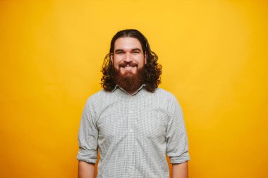 neşeli bearde adam uzun saçlı gömlek gülümseyen fotoğraf